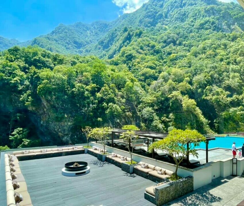 太魯閣晶英酒店是整個太魯閣國家公園中唯一的五星國際酒店,一但你入住了這裡,頂樓的無邊際泳池絕對不能錯過,露天的泳池被群山環繞,放眼望去便是美麗的國際級峽谷景色。太魯閣住宿,花蓮太魯閣國家公園
