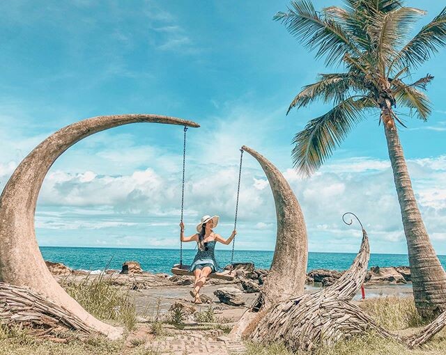 石門麻糬洞｜項鍊海岸工作室｜全台最夢幻的盪鞦韆就在這裡啦！項鍊海岸工作室位在石梯坪附近，是由港口部落多才多藝的三姊弟所共同打造，以藝術創作為前提，採現地利用、低度開發，與自然共存的方式所建造而成。這個月牙鞦韆就是最著名的招牌之一，來到這可別忘了來看看嘿！