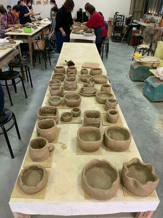 漫遊集集線|集集綠色隧道自行車道,到了添興窯陶藝村除了能夠跟著導覽,欣賞這座壯觀的老蛇窯與歷史之外,也能購買到美麗的陶藝作品,與實用的生活陶藝小物