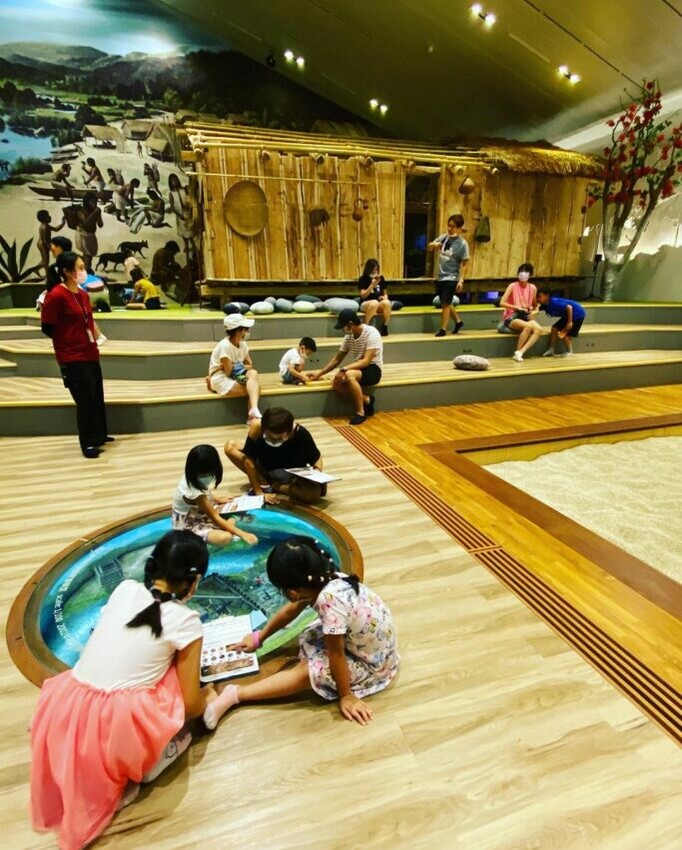 蘭陽博物館|想吃美食又想拍美照的話,「 蘭陽博物館 」是個不錯的選擇喔!不僅晴天雨天都相當適合參觀, 周邊美食 和 附近景點 更是一級棒~不但適合和姊妹淘、情侶一起來拍照打卡,也相當適合親子同遊!