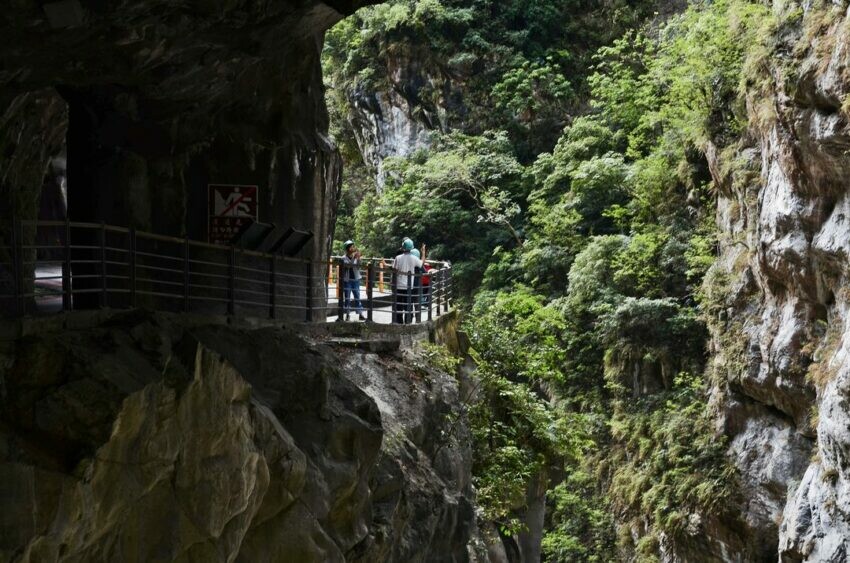 太魯閣燕子口可以欣賞到壼穴、地下水湧泉、峽谷、以及斷崖地形,從燕子口到慈母橋路段,也是花蓮太魯閣公園中,最精彩的一段。花蓮太魯閣國家公園,花蓮景點,必訪