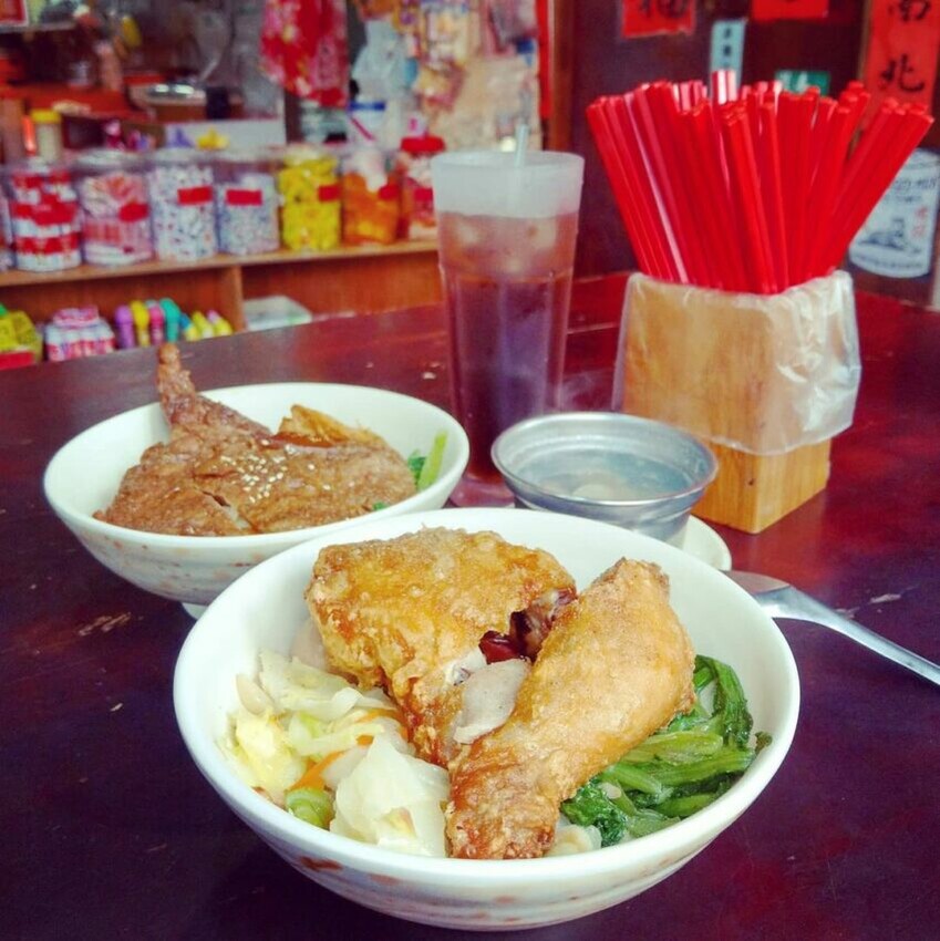 蘭陽博物館|想吃美食又想拍美照的話,「 蘭陽博物館 」是個不錯的選擇喔!不僅晴天雨天都相當適合參觀, 周邊美食 和 附近景點 更是一級棒~不但適合和姊妹淘、情侶一起來拍照打卡,也相當適合親子同遊!