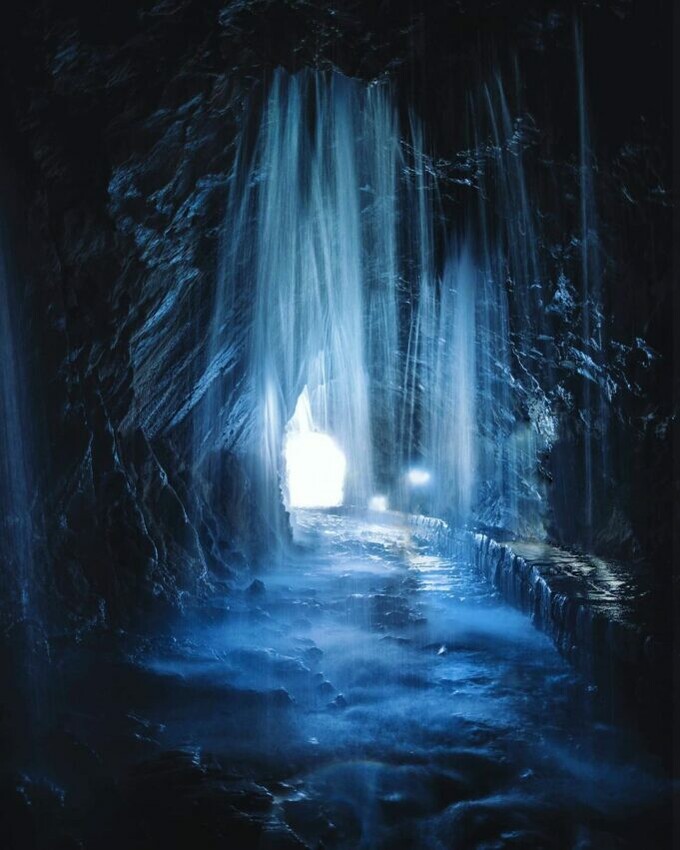 白楊步道盡頭便是水濂洞了,山泉水自隧道頂端注入,形成一副巨大的水濂,遊客可以走到水濂下感受泉水的沁涼,既消暑又有趣。花蓮太魯閣國家公園,花蓮景點