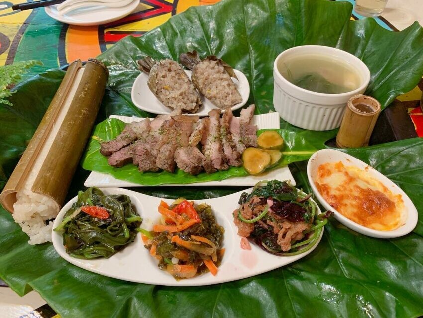 Truku的屋頂提供原住民菜餚,可以單點也有套餐選擇,招牌的獵人套餐提供三道炒野菜、馬告沙拉、竹筒飯和湯品,做為主食的放山雞肉質鮮甜不軟爛,山豬肉鹹香有彈性。太魯閣美食餐廳推薦,花蓮太魯閣國家公園,原住民料理