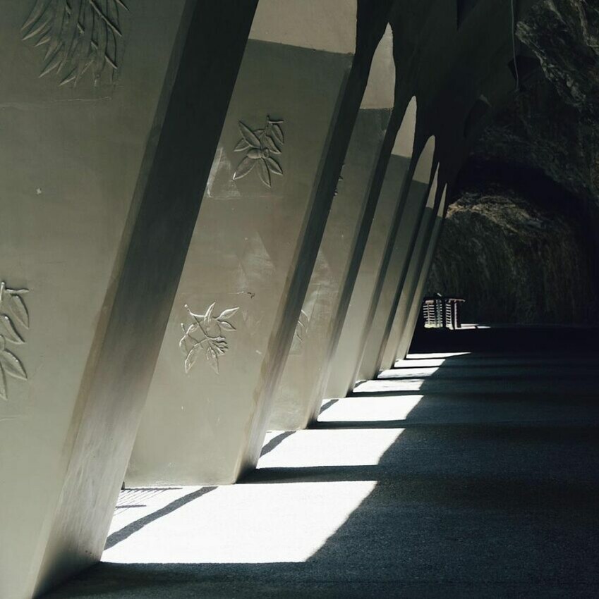 走在九曲洞內抬頭可見節理分明,斷層擠壓而成的大理石山壁;低頭向外看,蜿蜒的溪水在峽谷中奔騰,其中一處被溪水沖刷出的小峽谷,被稱為「魚躍龍門」,是太魯閣九曲洞中的名景,花蓮太魯閣國家公園,花蓮景點