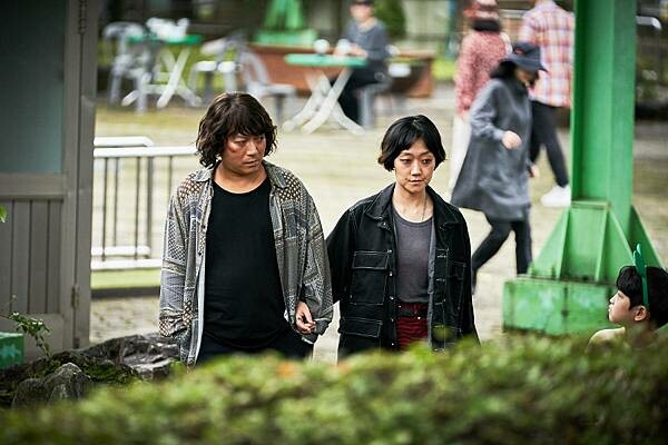 界限_新聞稿照09_《寄生上流》朴明勳、《逃出摩加迪休》朴慶惠在劇中飾演凶殘的綁匪