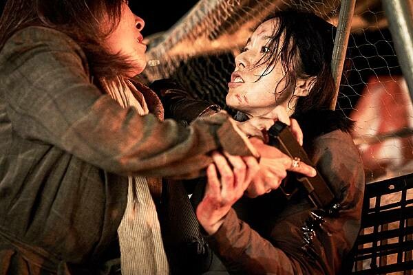 界限_新聞稿照04_韓媒激讚《界限》：巨作級動作場面！反轉不斷！