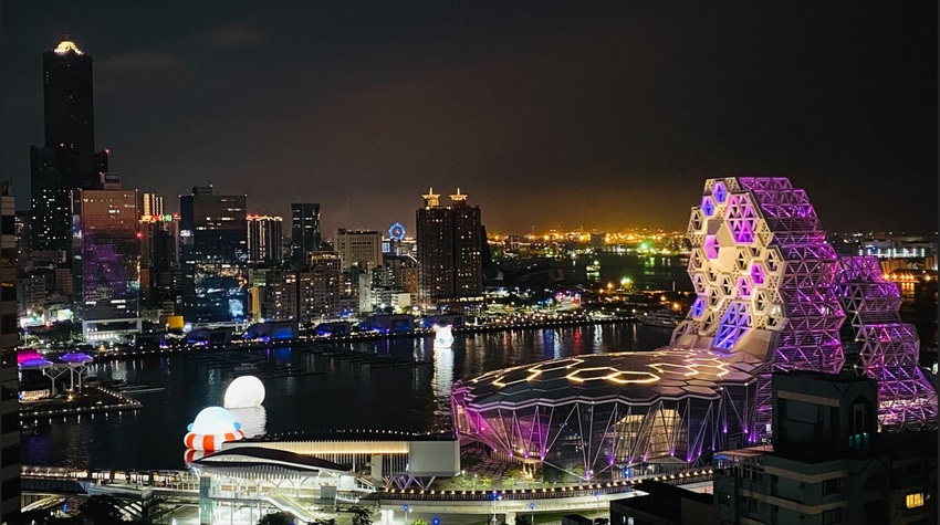 福容高雄店25樓景觀餐廳夜景，可輕鬆飽覽高雄愛河與港灣夜景。(圖片來源:福容大飯店高雄店)