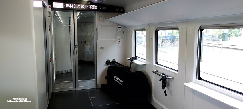 EMU3000城際列車:極簡風黑白列車 2022年 台鐵| 騰雲座艙 商務艙 體驗