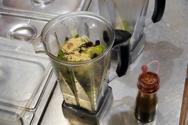 種類齊全的有機連鎖店-健康食彩天然有機專售店十週年慶，有素食及水產肉品的有機通路，有現打果汁吧且可貼心外送的台北有機超市