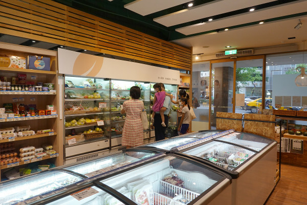 種類齊全的有機連鎖店-健康食彩天然有機專售店十週年慶，有素食及水產肉品的有機通路，有現打果汁吧且可貼心外送的台北有機超市