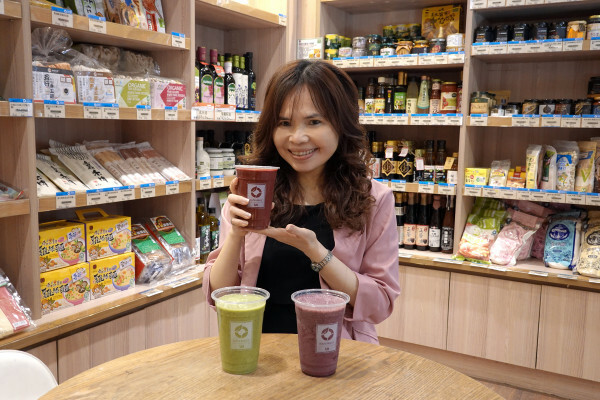 種類齊全的有機連鎖店-健康食彩天然有機專售店十週年慶，有素食及水產肉品的有機通路，有現打果汁吧且可貼心外送的台北有機超市