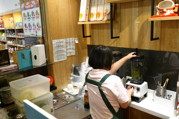 種類齊全的有機連鎖店-健康食彩天然有機專售店十週年慶，有素食及水產肉品的有機通路，有現打果汁吧且可貼心外送的台北有機超市