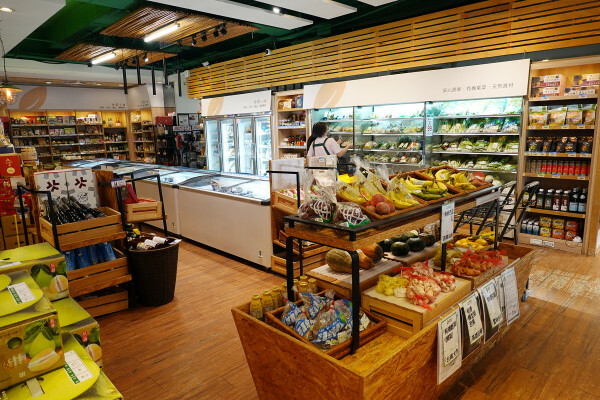 種類齊全的有機連鎖店-健康食彩天然有機專售店十週年慶，有素食及水產肉品的有機通路，有現打果汁吧且可貼心外送的台北有機超市