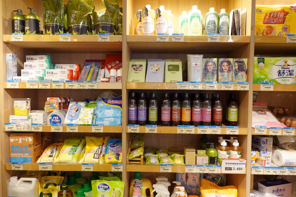 種類齊全的有機連鎖店-健康食彩天然有機專售店十週年慶，有素食及水產肉品的有機通路，有現打果汁吧且可貼心外送的台北有機超市