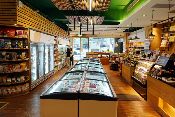 種類齊全的有機連鎖店-健康食彩天然有機專售店十週年慶，有素食及水產肉品的有機通路，有現打果汁吧且可貼心外送的台北有機超市