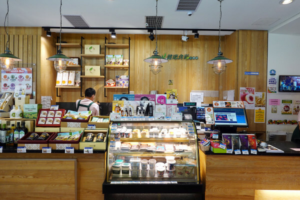 種類齊全的有機連鎖店-健康食彩天然有機專售店十週年慶，有素食及水產肉品的有機通路，有現打果汁吧且可貼心外送的台北有機超市