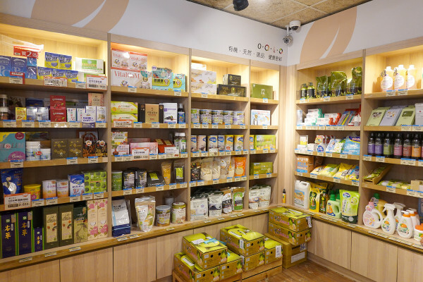種類齊全的有機連鎖店-健康食彩天然有機專售店十週年慶，有素食及水產肉品的有機通路，有現打果汁吧且可貼心外送的台北有機超市