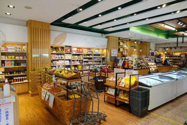 種類齊全的有機連鎖店-健康食彩天然有機專售店十週年慶，有素食及水產肉品的有機通路，有現打果汁吧且可貼心外送的台北有機超市