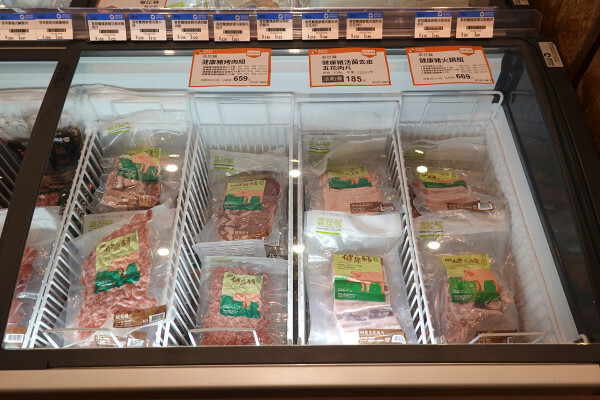 種類齊全的有機連鎖店-健康食彩天然有機專售店十週年慶，有素食及水產肉品的有機通路，有現打果汁吧且可貼心外送的台北有機超市