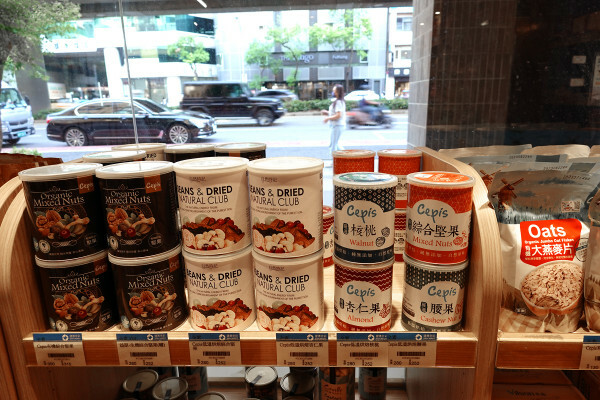 種類齊全的有機連鎖店-健康食彩天然有機專售店十週年慶，有素食及水產肉品的有機通路，有現打果汁吧且可貼心外送的台北有機超市