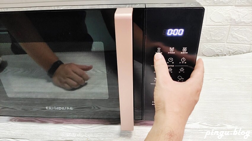 美國富及第家電| 25L智慧烹調微電腦微波爐黑金 FKM-2524MB 零失敗無油煙微波懶人料理 - 小企鵝生活趣