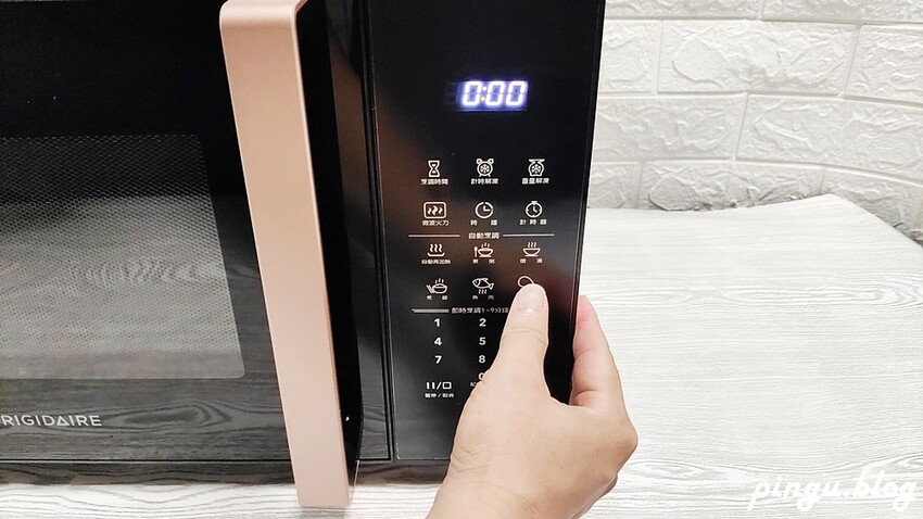 美國富及第家電| 25L智慧烹調微電腦微波爐黑金 FKM-2524MB 零失敗無油煙微波懶人料理 - 小企鵝生活趣