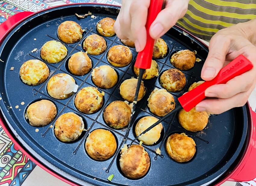 【SANSUI 山水】多功能電烤盤 SEBW-Q699『章魚燒+海鮮燉飯+蒜苗鹹豬肉』一鍋搞定！SGS檢驗合格-陶瓷塗層深鍋盤面大容量深，U型管導熱快料理超省時！