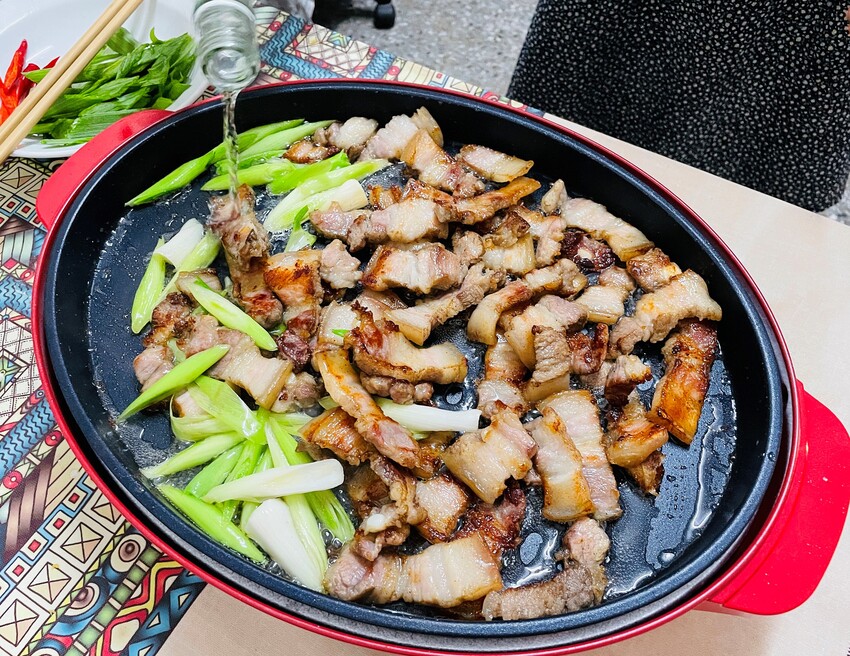 【SANSUI 山水】多功能電烤盤 SEBW-Q699『章魚燒+海鮮燉飯+蒜苗鹹豬肉』一鍋搞定！SGS檢驗合格-陶瓷塗層深鍋盤面大容量深，U型管導熱快料理超省時！