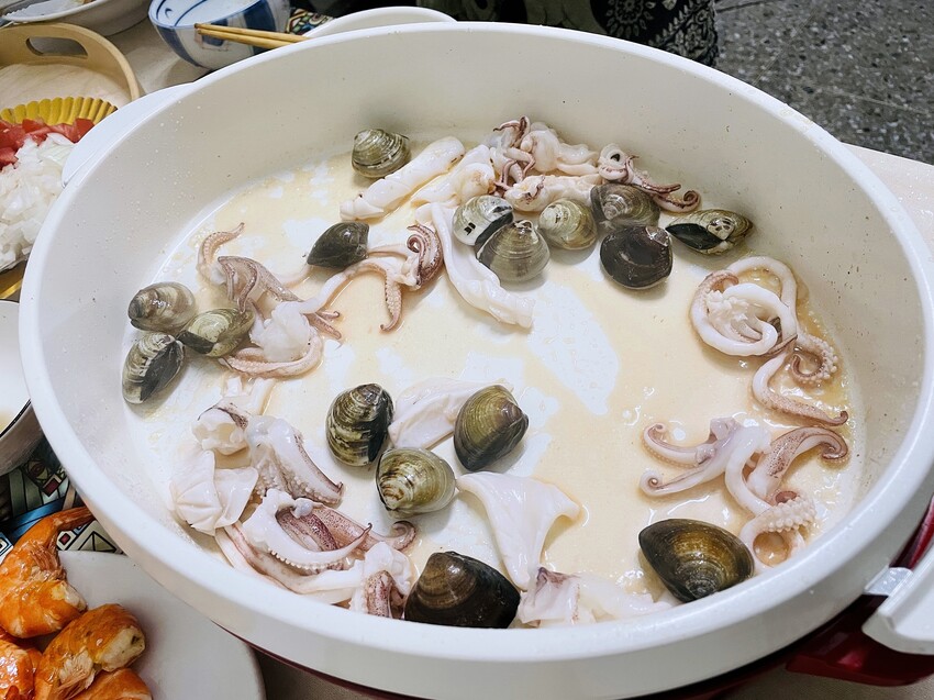 【SANSUI 山水】多功能電烤盤 SEBW-Q699『章魚燒+海鮮燉飯+蒜苗鹹豬肉』一鍋搞定！SGS檢驗合格-陶瓷塗層深鍋盤面大容量深，U型管導熱快料理超省時！