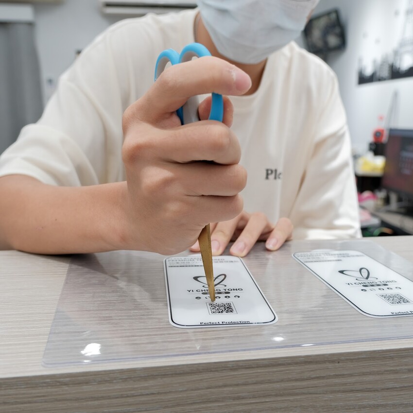 【樹林手機保護貼推薦】京展包膜樹林店～ 樹林平價保護貼、用剪刀大力敲都不會壞！手機保護貼、手機包膜推薦