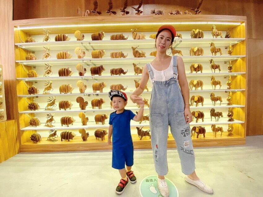 鹿港景點|卷木森活館,館內設有AR互動區、小小遊戲區、還有製作流水線讓你一探究竟。卷木森活館最受歡迎的便是DIY課程了,多達十多種木製DIY體驗可以選擇,難度從幼幼班到成人等級都有,適合一家人或好友一起體驗手作的樂趣。