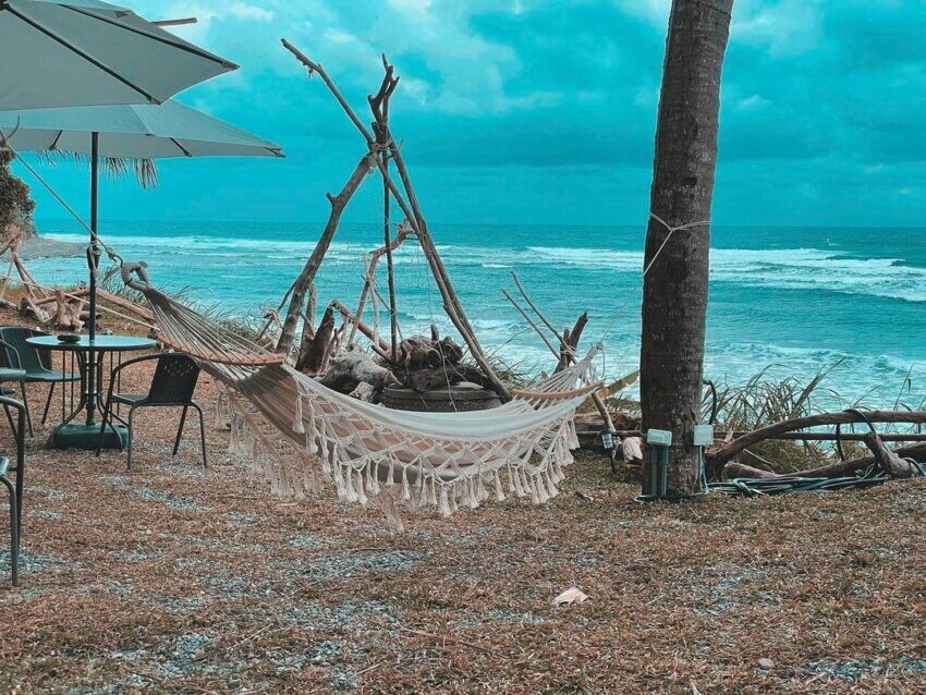 都蘭景點｜拉法鋼琴咖啡屋，擁有熱帶氛圍的園區，並配備有海景第一排的VIP美景，來這裡住宿或喝咖啡，都超有南洋渡假的感覺。