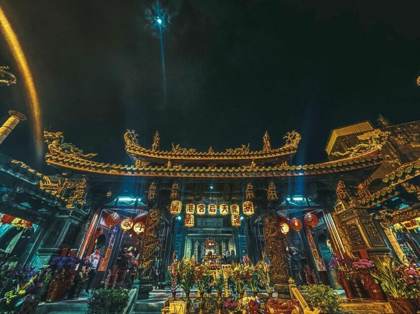 鹿港景點|鹿港天后宮不但是鹿港人的信仰中心,其香火鼎盛更是聞名全台,每到過年節慶與進香旺季,天后宮裡外總是擠滿了朝拜的人潮。