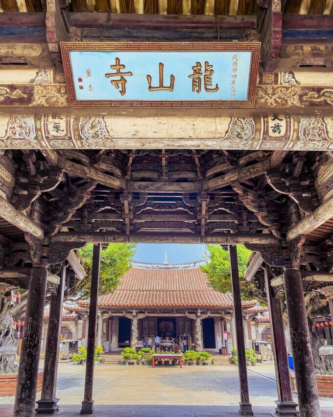鹿港景點|鹿港龍山寺,這些平日只能在電視劇中看到的古代建築元素,來到龍山寺,便能親眼且近距離的欣賞。