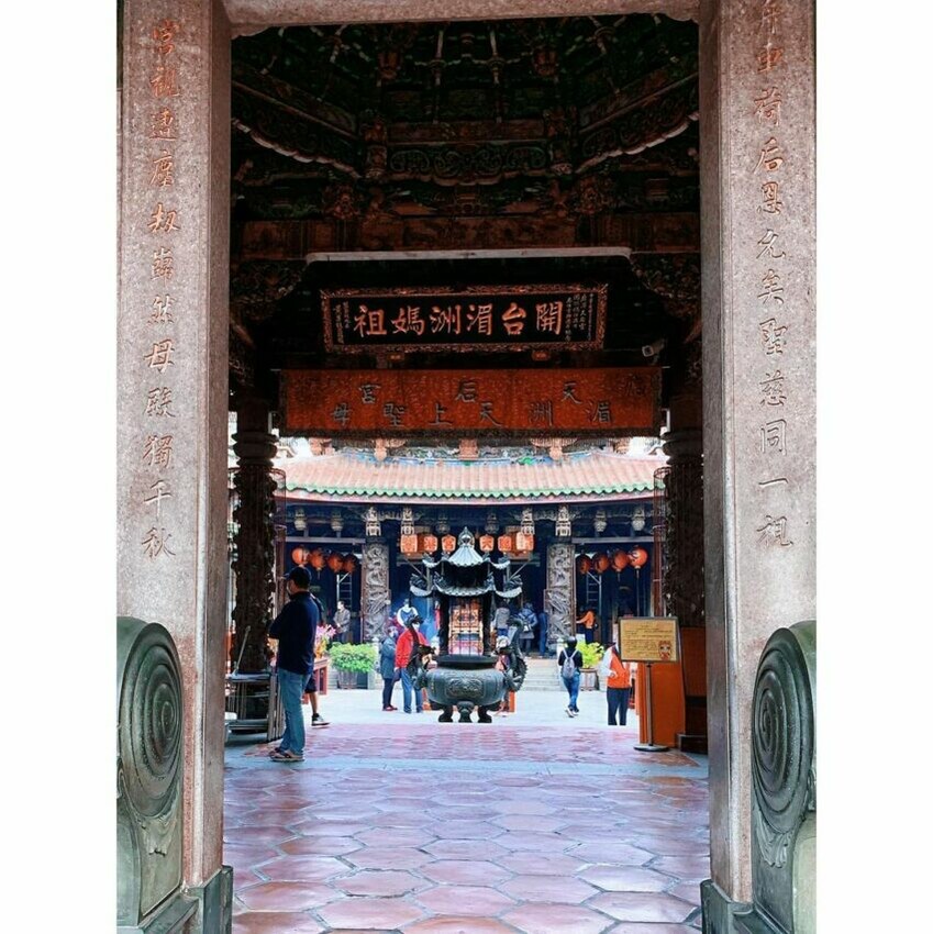 鹿港景點|鹿港天后宮,天后宮的廟門口聚集了不少美食攤位,自然而然的成為了如今熱鬧的鹿港老街,手工芋丸、傳統大餅、麵茶、麵線糊、粉粿冰等,參拜完天后宮,別忘了到老街上填飽肚子再繼續鹿港之旅吧。