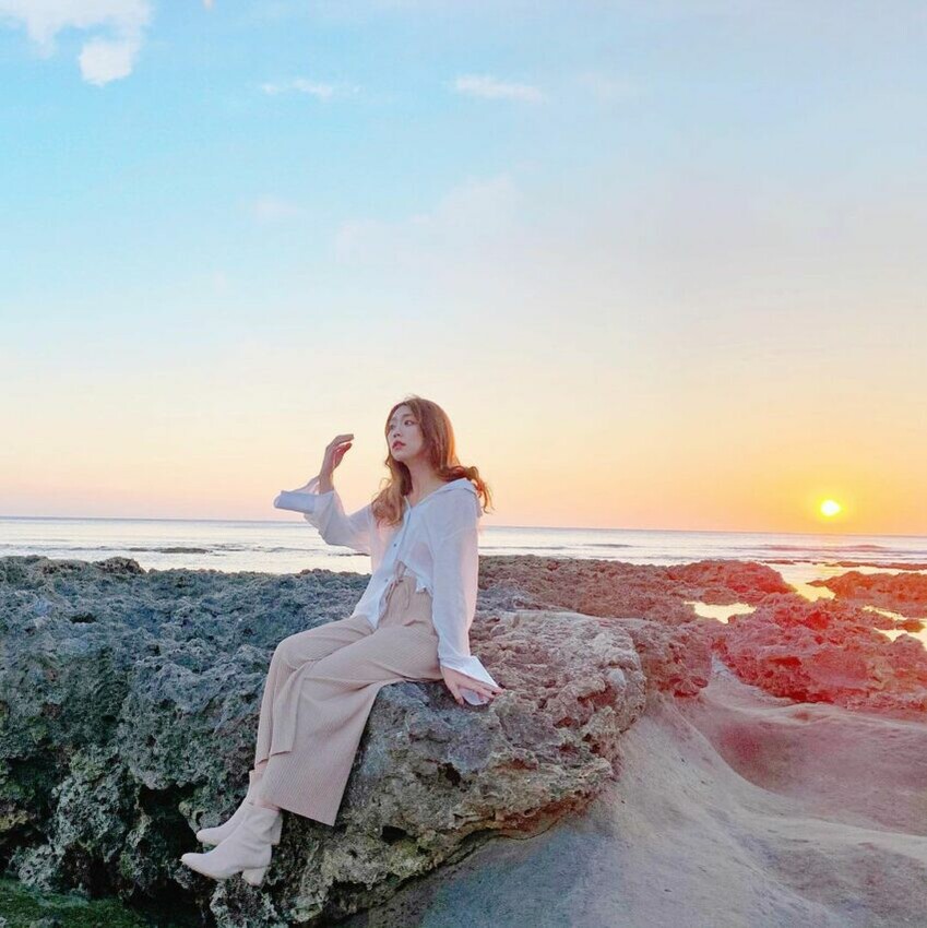 恆春萬里桐｜海水隨著深度越來越深，顏色也由夢幻的藍綠色逐漸轉為深藍色，這麼多變豐富的漸層海水，也成了不少人來到屏東、墾丁，首選的取景之地。