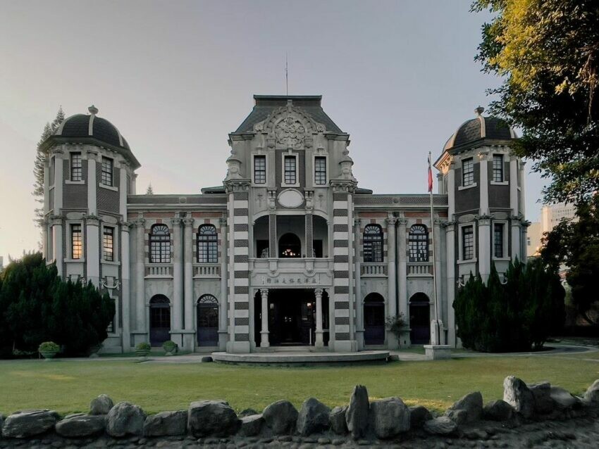 鹿港景點|鹿港民俗文物館裡頭展示著從清末到民初的各種器物,從食器、衣物到裁縫、農作器具,可借此一窺那個年代的生活型態。最後別忘了到主棟後方的「古風樓」走走,這裡將傳統的鹿港人們的日常生活,原封不動的呈現出來