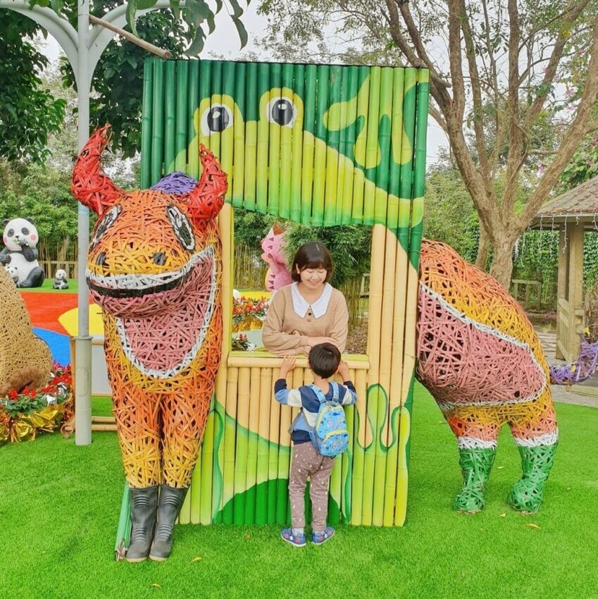 太極美地｜竹山景點，竹音樂文化館裡則有許多竹製的古早味童玩，竹搖椅、竹彈珠台、竹製大陀螺、竹製高蹺等，非常適合帶著全家人一起來，老人家回味童年時光，小朋友更可藉此認識爸爸媽媽的生長過程，增近家人感情。