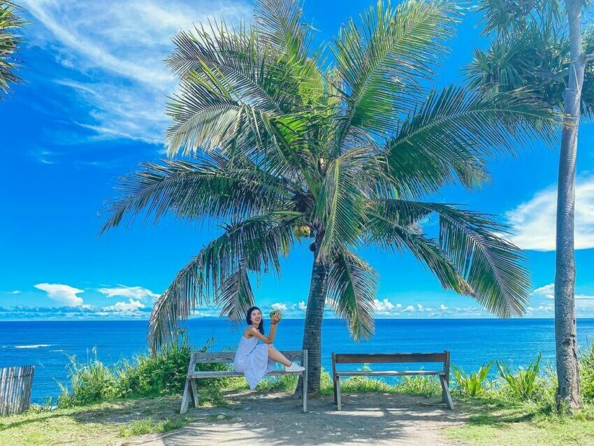 都蘭景點｜都蘭海角咖啡，都蘭海角咖啡背靠都蘭山，擁有一望無際的超廣角海景，咖啡廳前是大片的綠色草原，帶孩子來放電奔跑尤為適合。