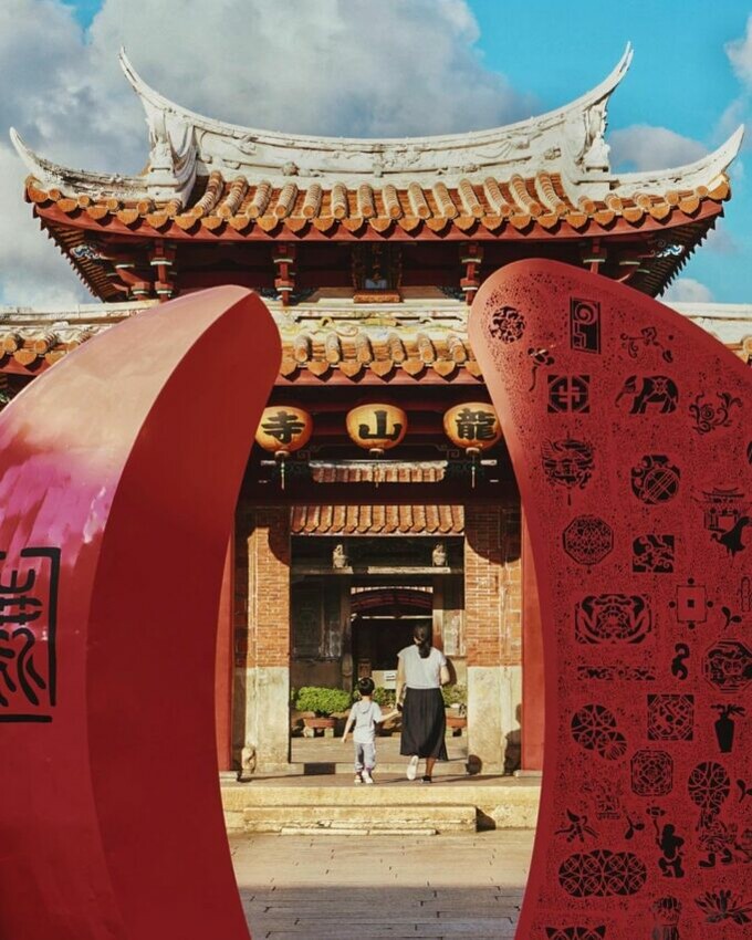 鹿港景點|鹿港龍山寺被認為是台灣現存最良好的清代建築,山門、石獅、八卦窗、抱鼓石、透光雙面雕窗等,其中又以中庭戲台屋頂的八卦藻井最有人氣,木頭斗拱層層堆疊,再漆上繽紛的彩繪,既美麗又庄嚴。