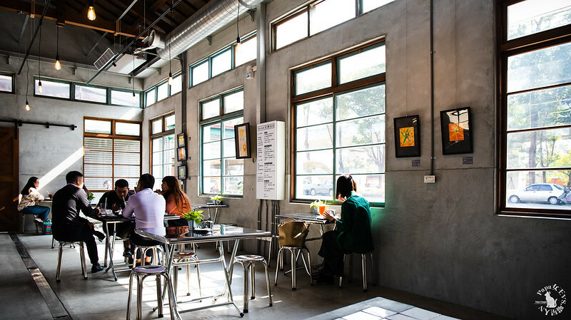 台中｜東區 第四市場興建於1932年，日式建築外觀搭配很在地工業風格 來喝咖啡吧!