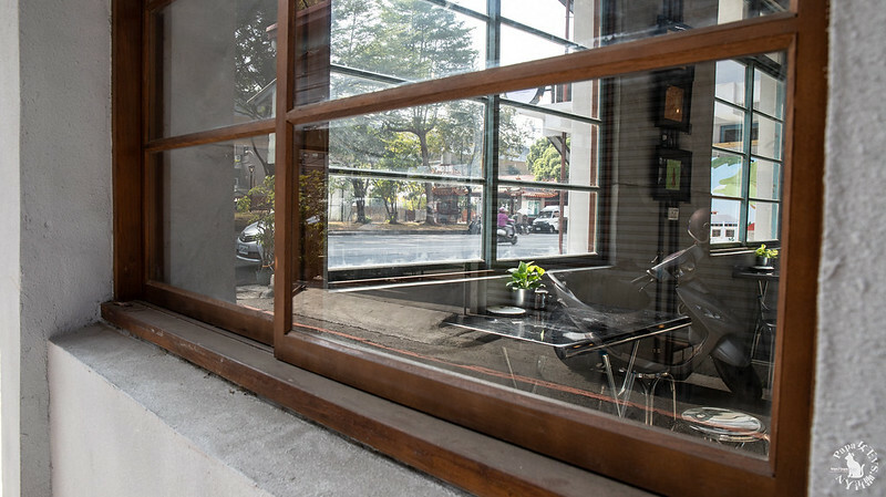 台中｜東區 第四市場興建於1932年，日式建築外觀搭配很在地工業風格 來喝咖啡吧!