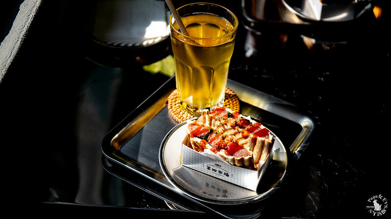 台中｜東區 第四市場興建於1932年，日式建築外觀搭配很在地工業風格 來喝咖啡吧!