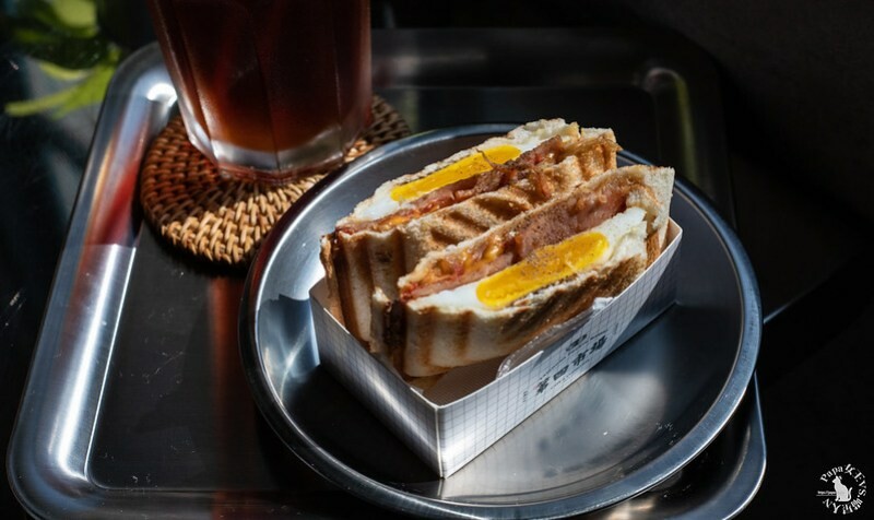 台中｜東區 第四市場興建於1932年，日式建築外觀搭配很在地工業風格 來喝咖啡吧!