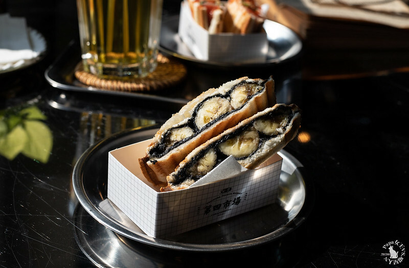 台中｜東區 第四市場興建於1932年，日式建築外觀搭配很在地工業風格 來喝咖啡吧!