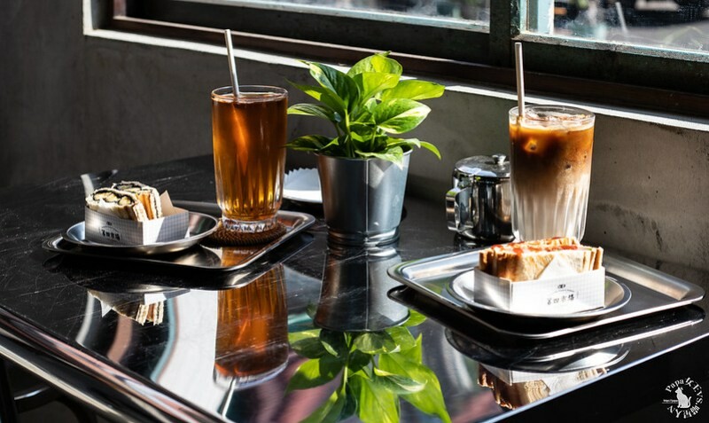 台中｜東區 第四市場興建於1932年，日式建築外觀搭配很在地工業風格 來喝咖啡吧!