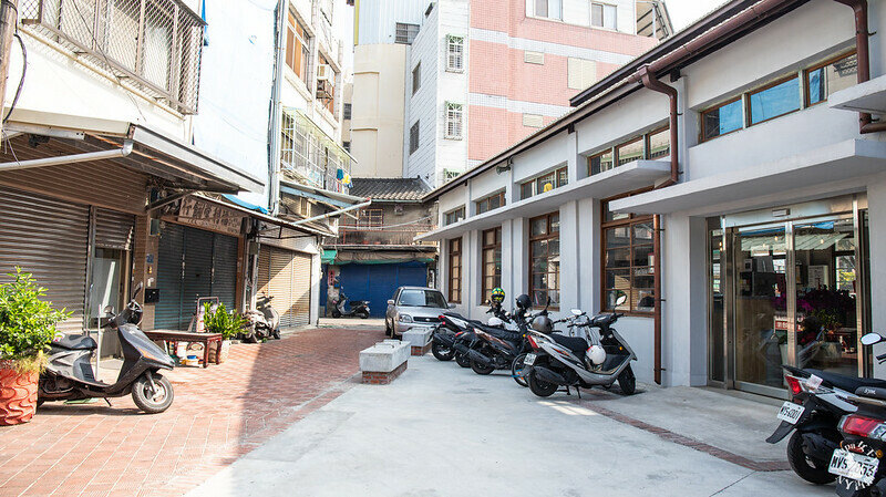 台中｜東區 第四市場興建於1932年，日式建築外觀搭配很在地工業風格 來喝咖啡吧!