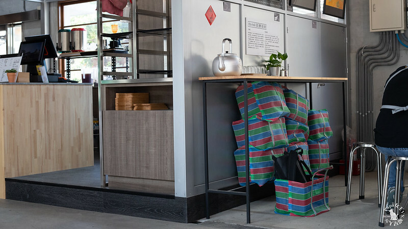 台中｜東區 第四市場興建於1932年，日式建築外觀搭配很在地工業風格 來喝咖啡吧!