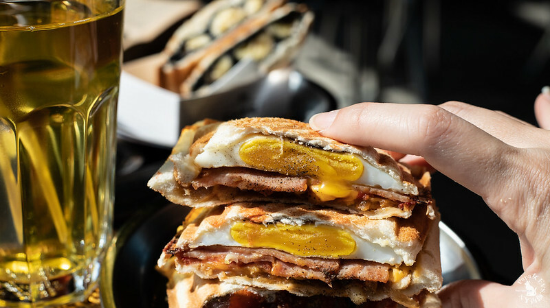 台中｜東區 第四市場興建於1932年，日式建築外觀搭配很在地工業風格 來喝咖啡吧!